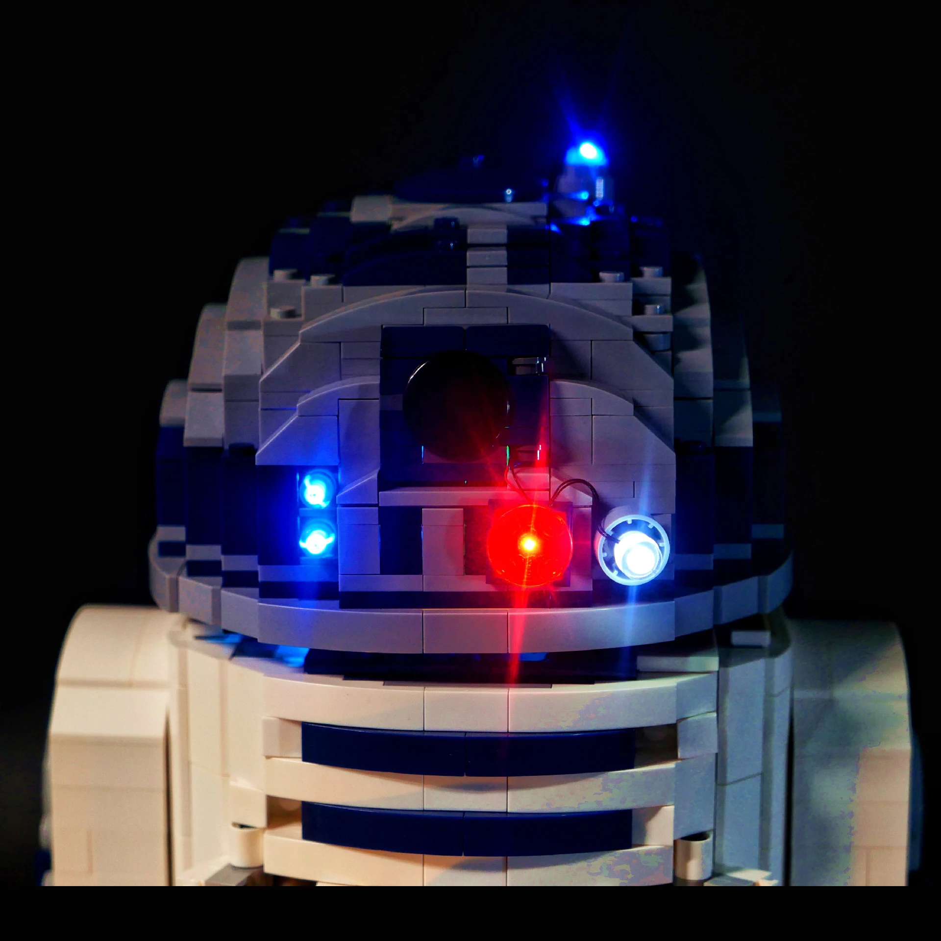 LED apšvietimo komplektas Lego 75308 suderinama su roboto R2-D2 